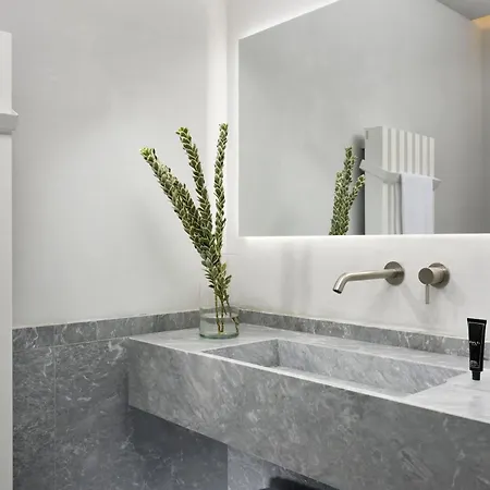 Della Posta, The Bank Hotel 4*