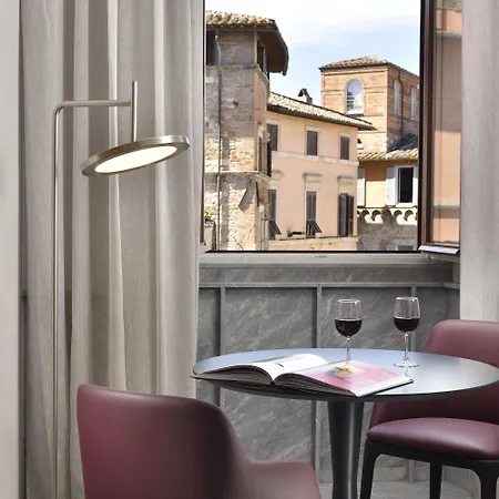 Della Posta, The Bank Hotel