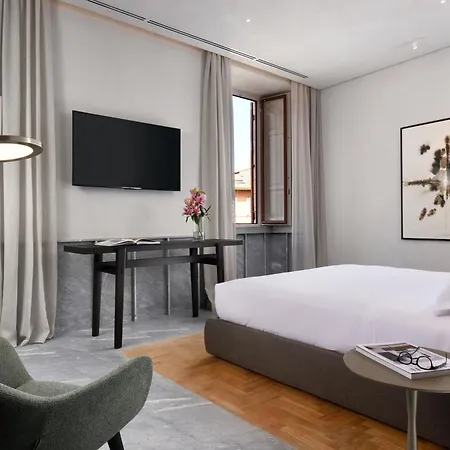 Della Posta, The Bank Hotel