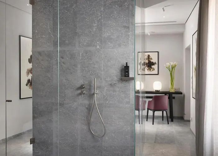 Della Posta, The Bank Hotel