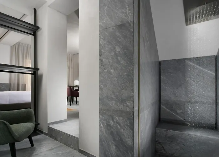 Della Posta, The Bank 4*