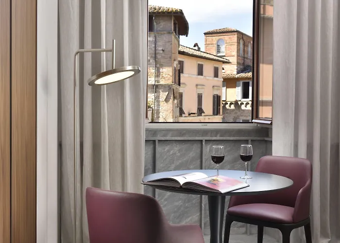 Della Posta, The Bank Hotel