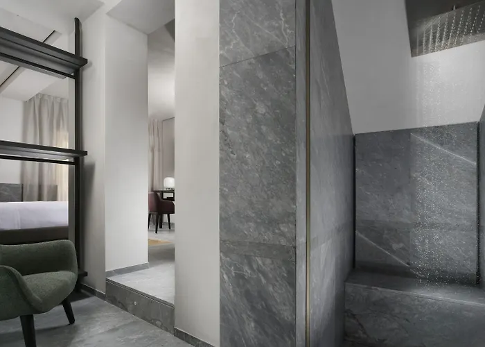 Della Posta, The Bank 4*