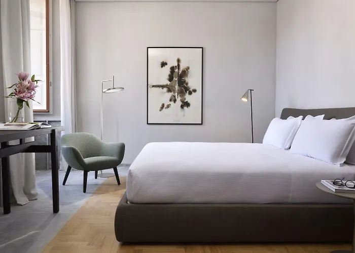 Della Posta, The Bank Hotel