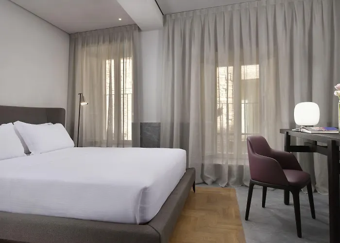 Della Posta, The Bank Hotel