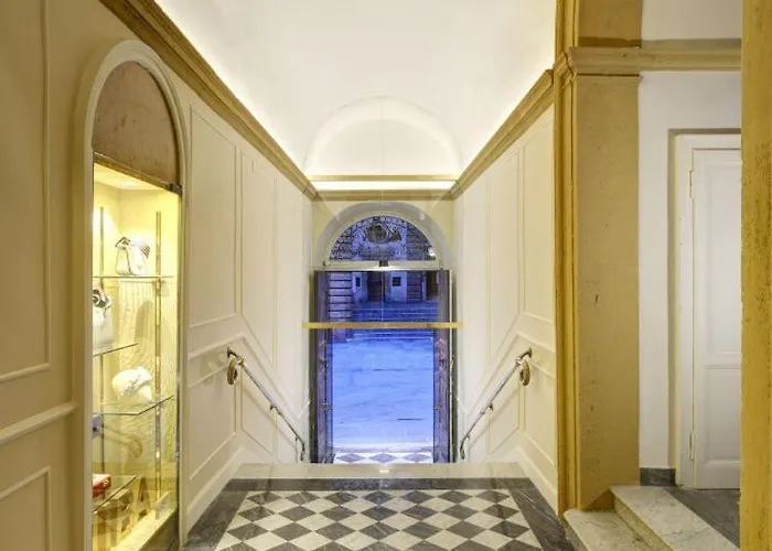 Hotel Della Posta, The Bank